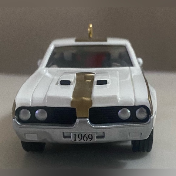 Hallmark Keepsake Ornament 1969 Hurst Oldsmobile 442 - Picture 2 of 6